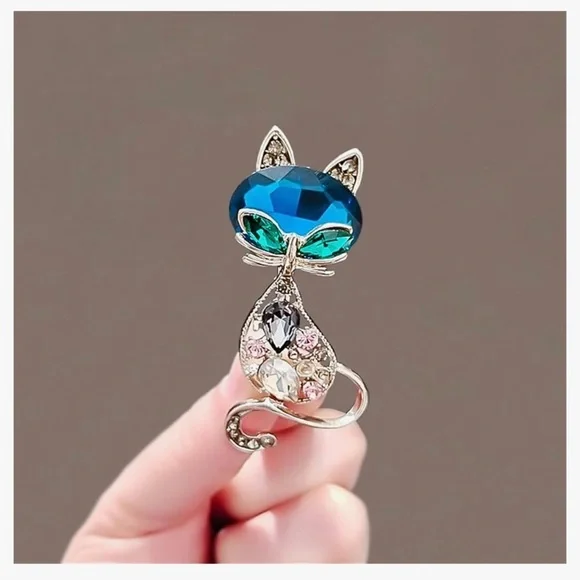 Elegant Blue and Green Cat Brooch - Picture 3 of 6